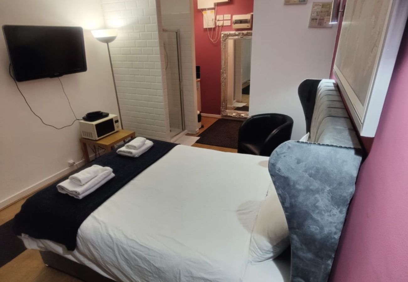 Apartment in Glasgow - Westend Studio Apt by City Living Scotland